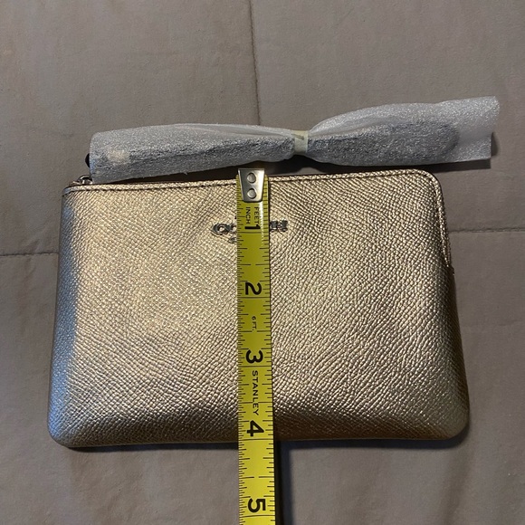 COACH Wristlet. Gold - Picture 4 of 5